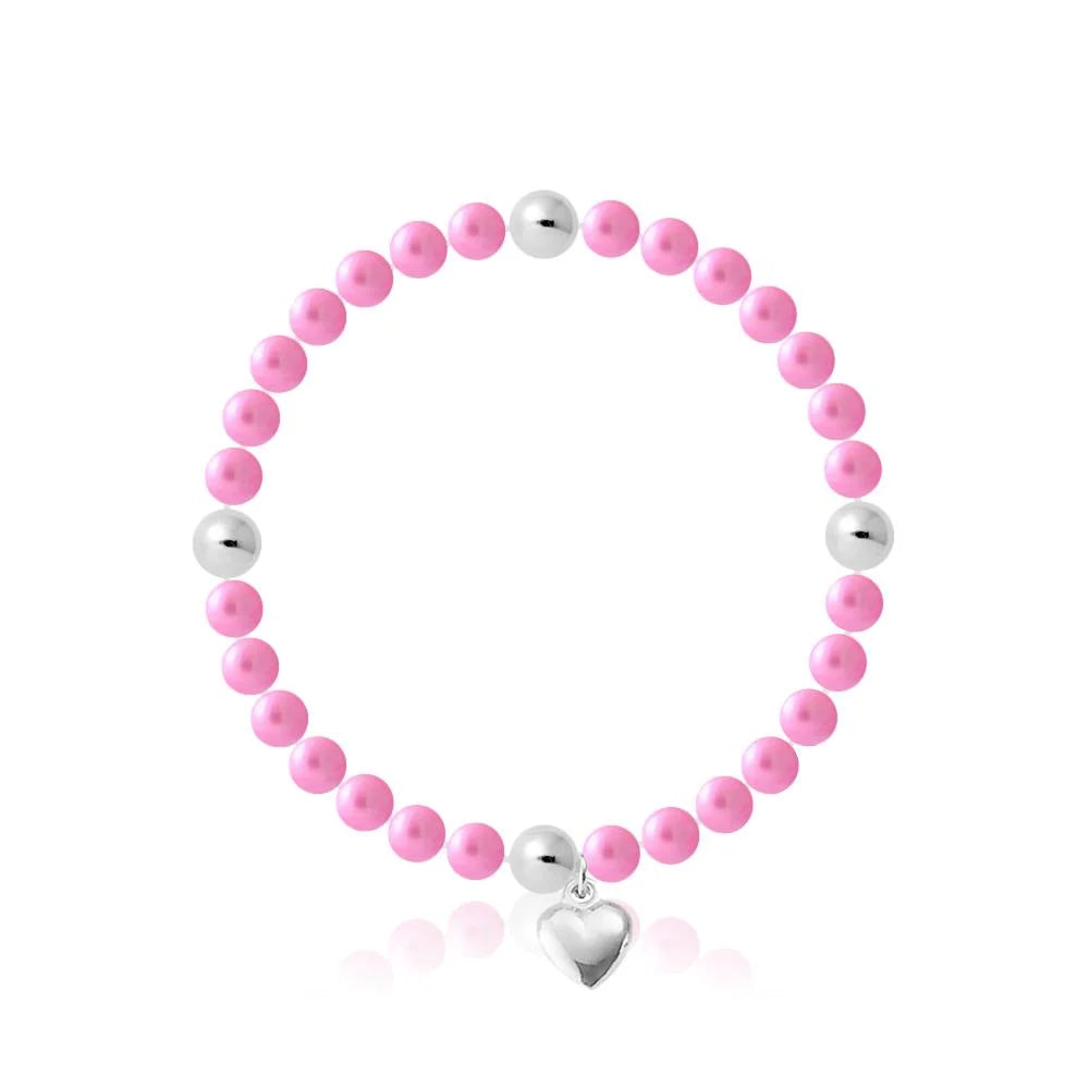 un bracelet en perles roses avec une breloque en forme de cœur