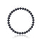 un bracelet de perles noires