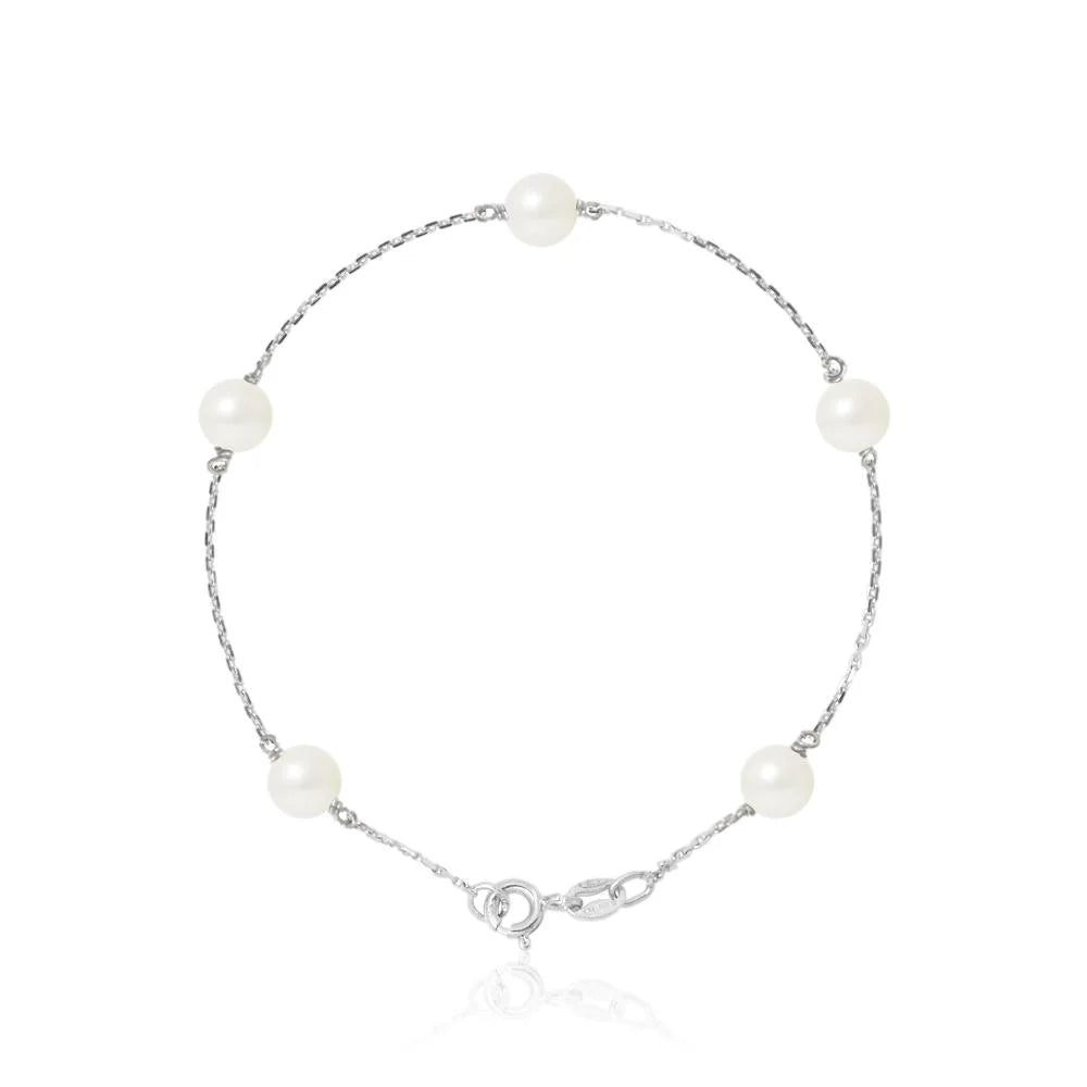 un bracelet en perles blanches avec un fermoir en argent