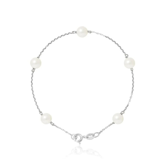 un bracelet en perles blanches avec un fermoir en argent