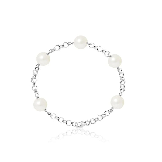 un bracelet avec des perles et des perles d’argent