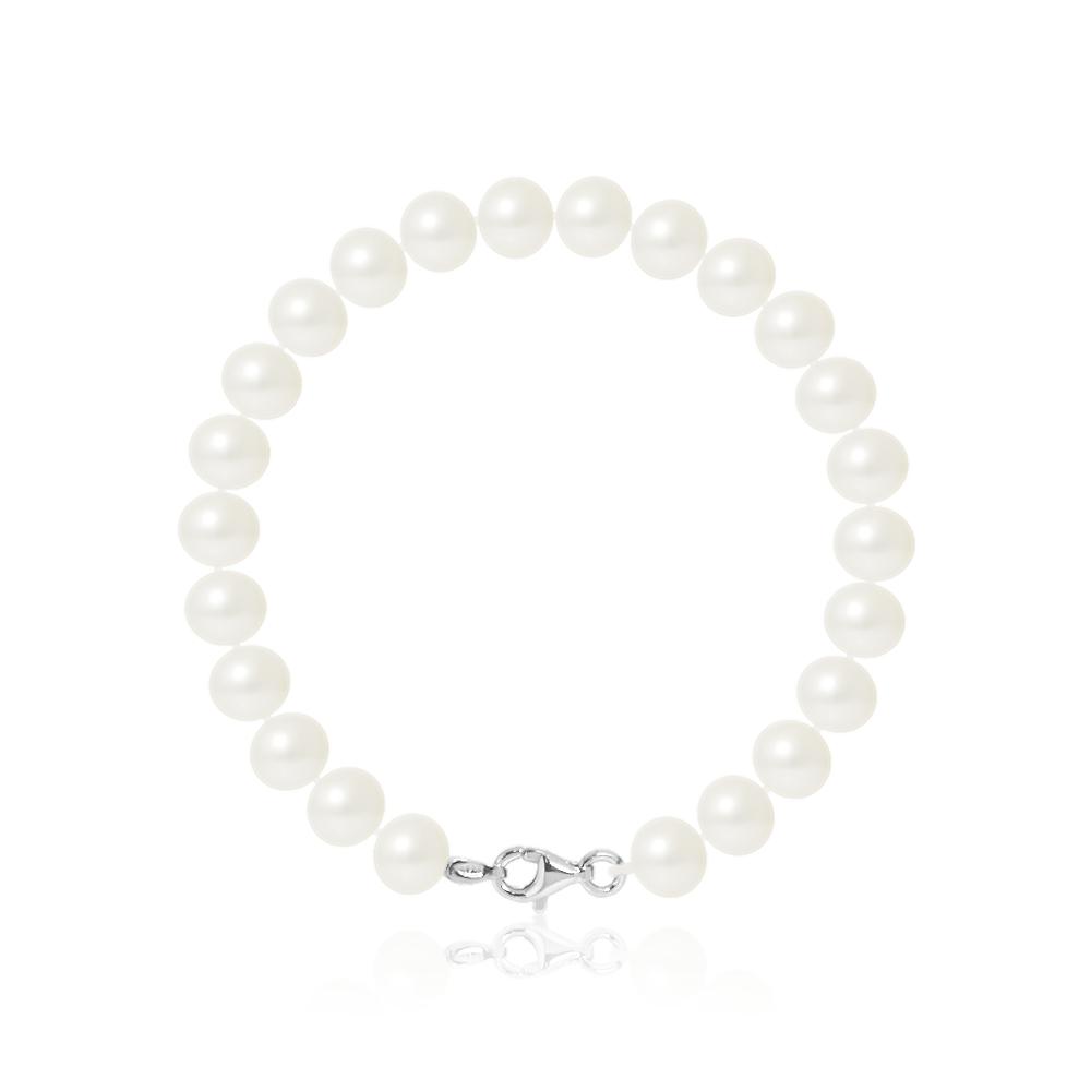 un bracelet en perles blanches avec un fermoir en argent