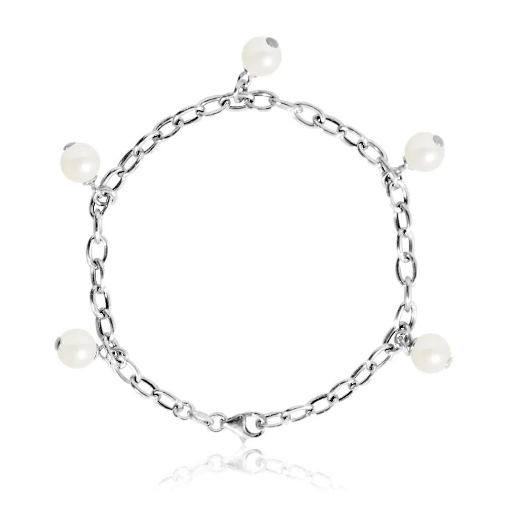 un bracelet avec des perles et une chaîne