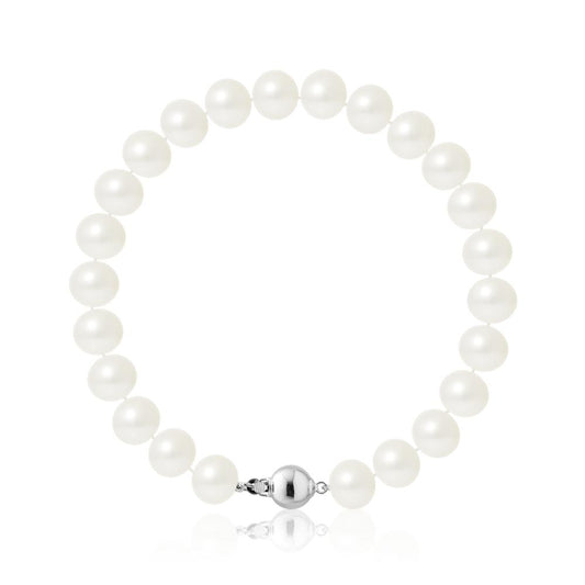 un bracelet en perles blanches avec un fermoir en argent