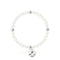 un bracelet de perles blanches avec une breloque de cœur en argent