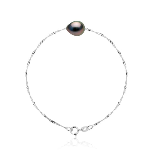 un bracelet en perles noires avec une chaîne en argent