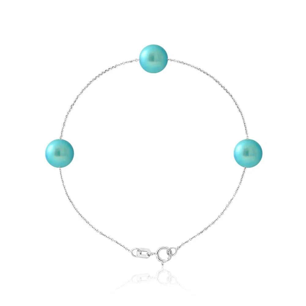 un bracelet avec des perles turquoises et une chaîne en argent