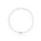 un bracelet en perles blanches avec un fermoir en or