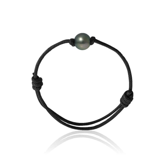 une perle noire sur un bracelet en cuir noir