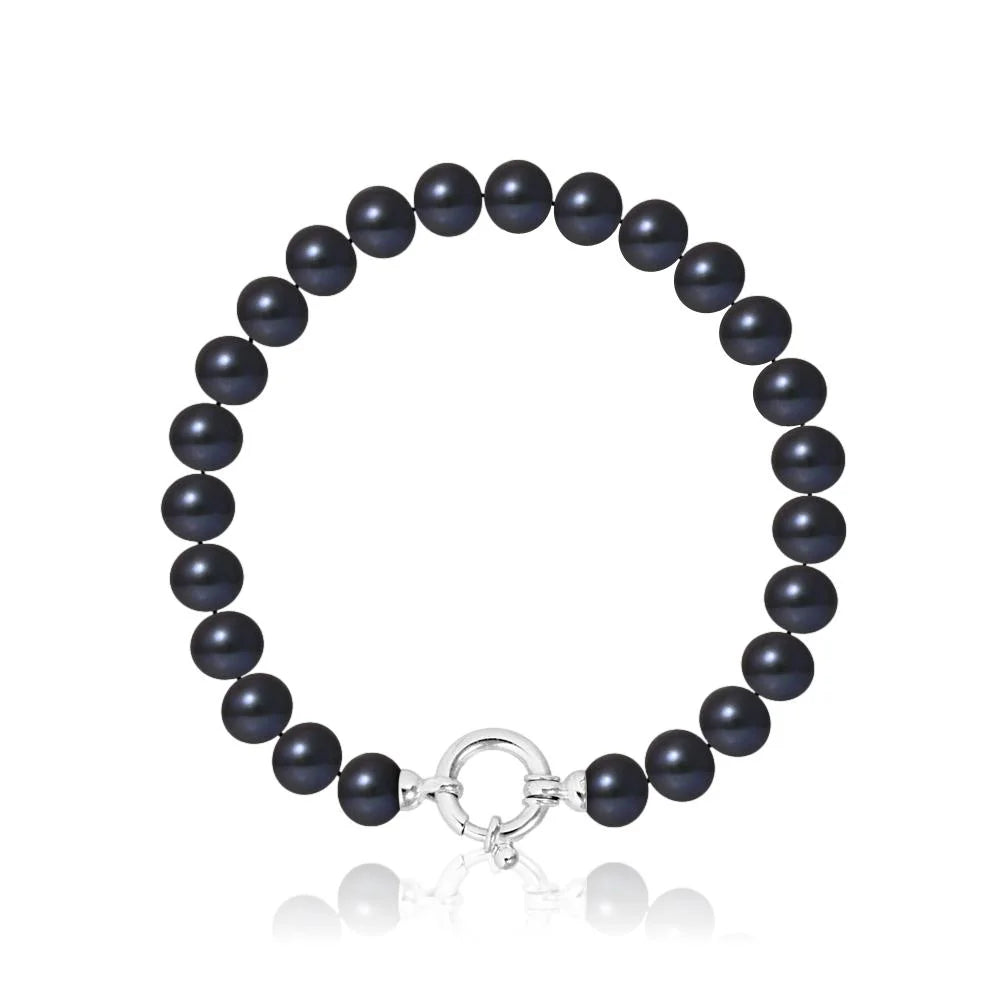 un bracelet en perles noires avec un fermoir en argent