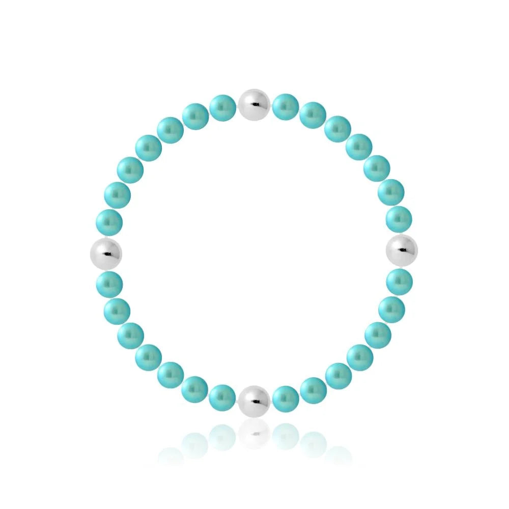 gros plan sur un bracelet avec des perles et une perle de turquoise