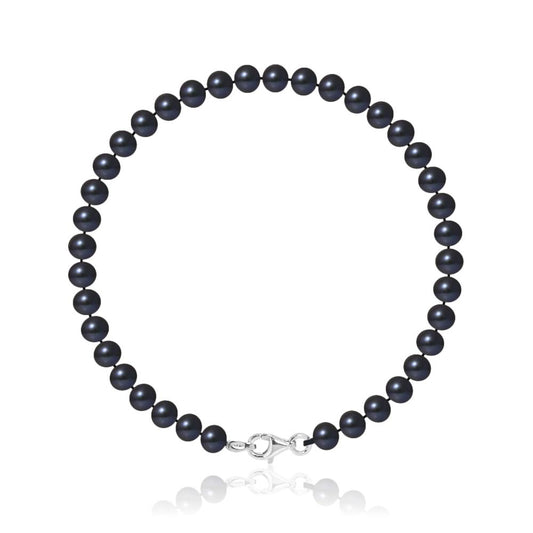 un bracelet en perles noires avec un fermoir en argent