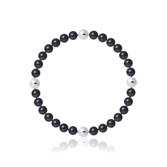 un bracelet en perles noires et blanches