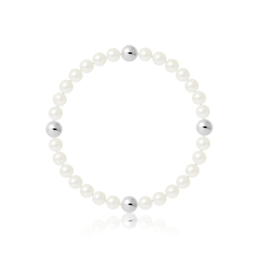 un bracelet en perles blanches avec une boule en argent