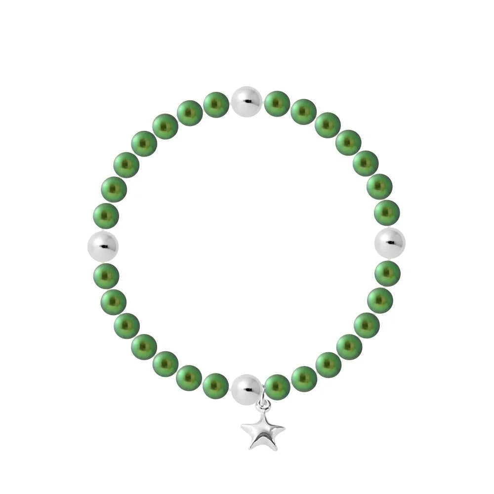 un bracelet vert avec une breloque en forme d’étoile