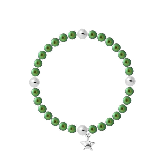 un bracelet vert avec une breloque en forme d’étoile