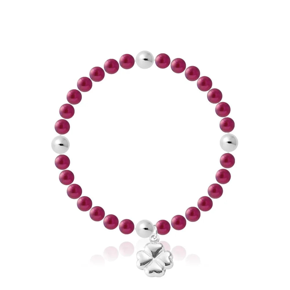 un bracelet de perles rouges avec une breloque de cœur en argent