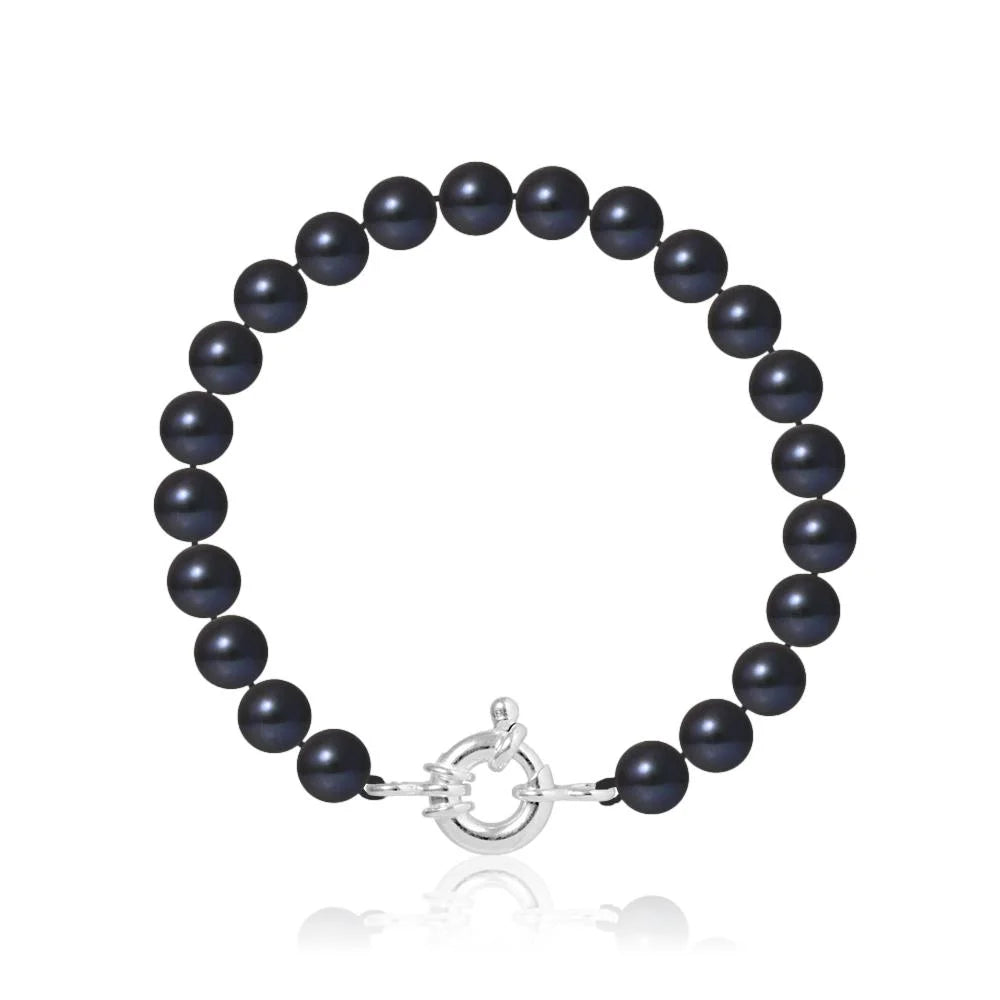 un bracelet en perles noires avec un fermoir en argent