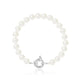 un bracelet en perles blanches avec un fermoir en argent