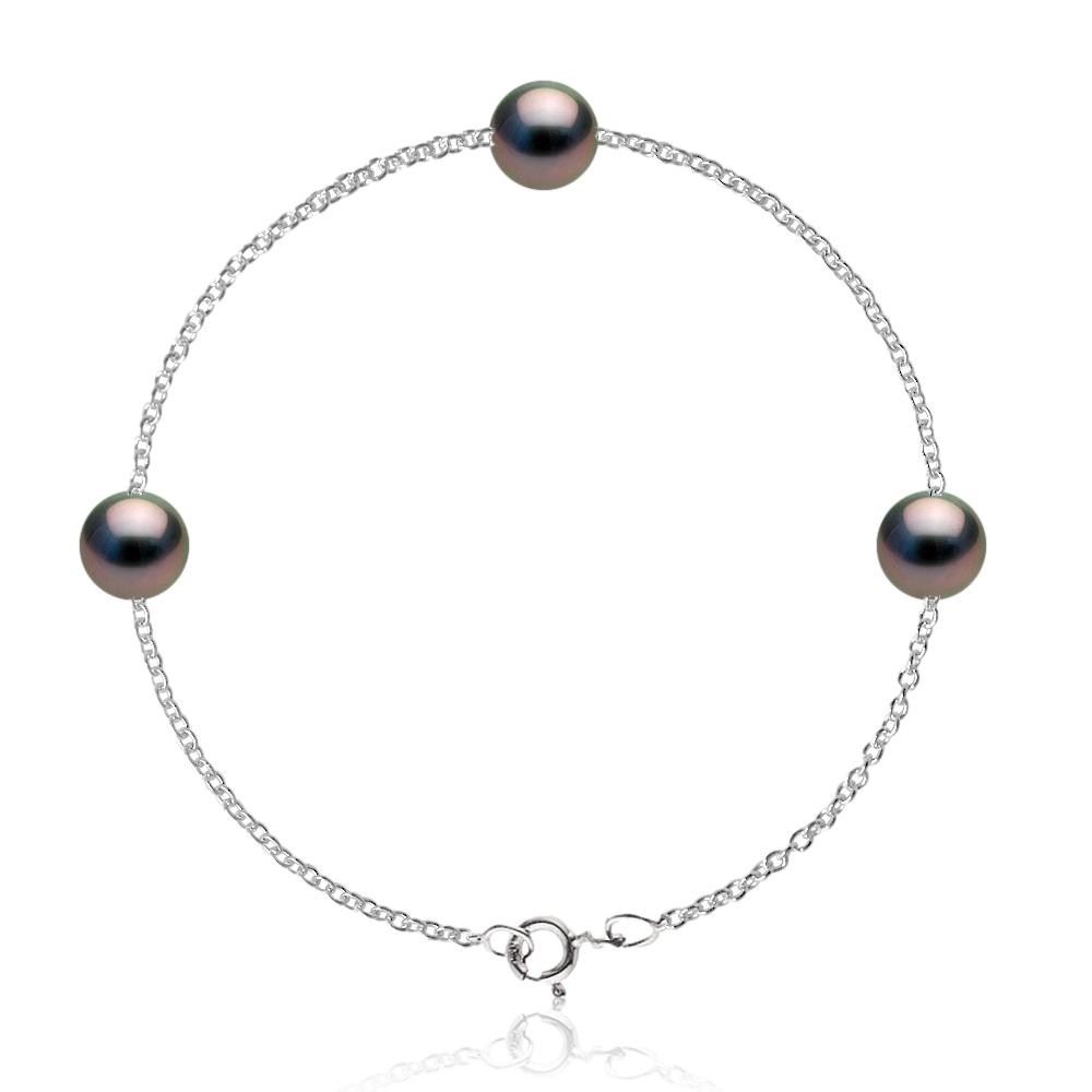 un bracelet en perles noires avec une chaîne en argent