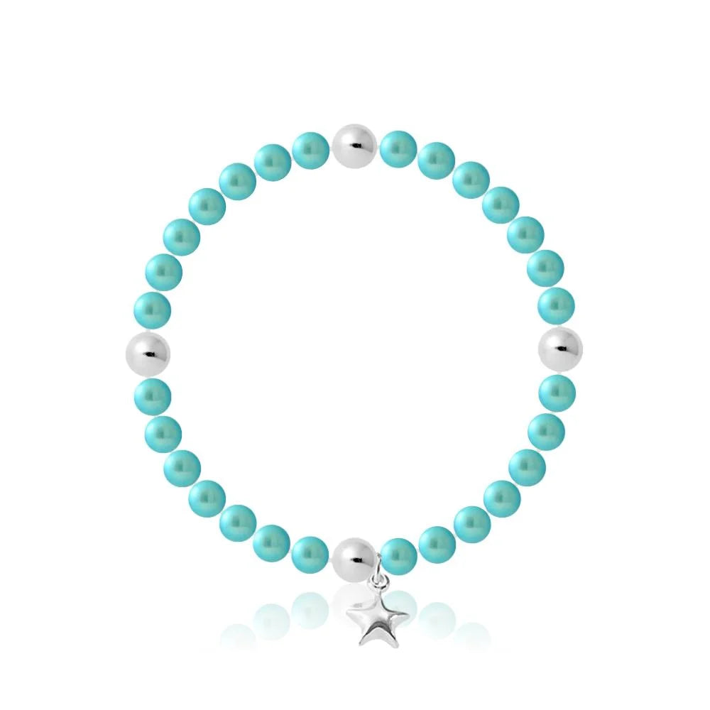 un bracelet avec une breloque étoile et une perle turquoise