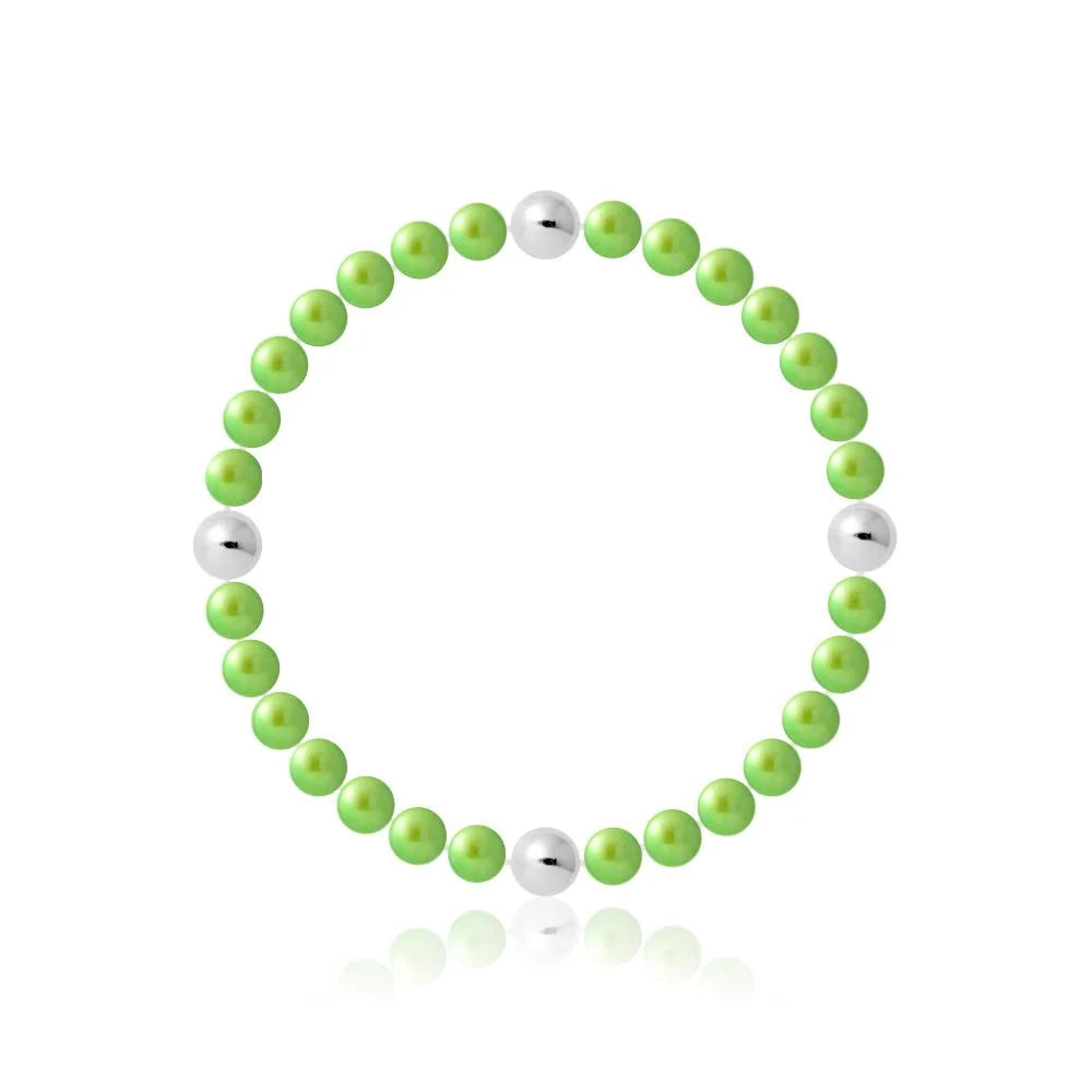 un bracelet de perles vertes avec des perles blanches