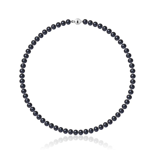 un collier de perles noires