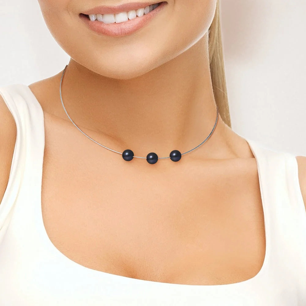 une femme portant un collier noir et blanc