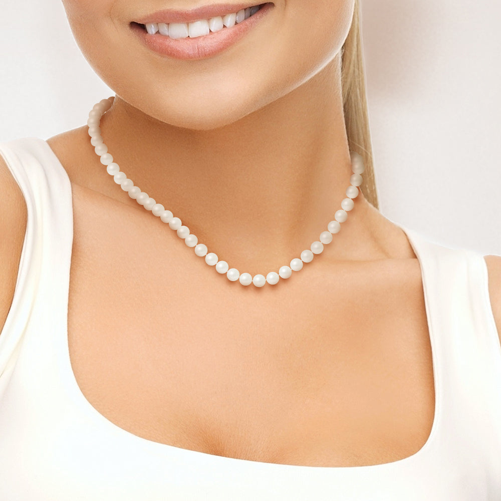 une femme portant un collier de perles blanches