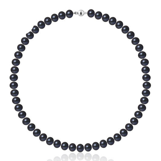 un collier de perles noires avec un fermoir en argent