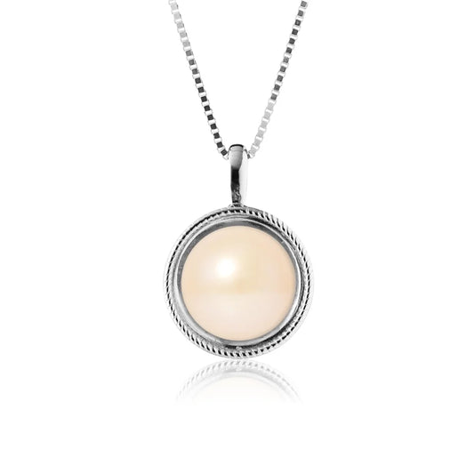 un pendentif en jade blanc avec une chaîne en argent