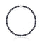 un collier de perles noires