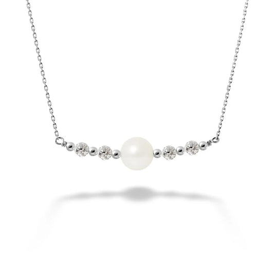 un collier de perles blanches et de diamants