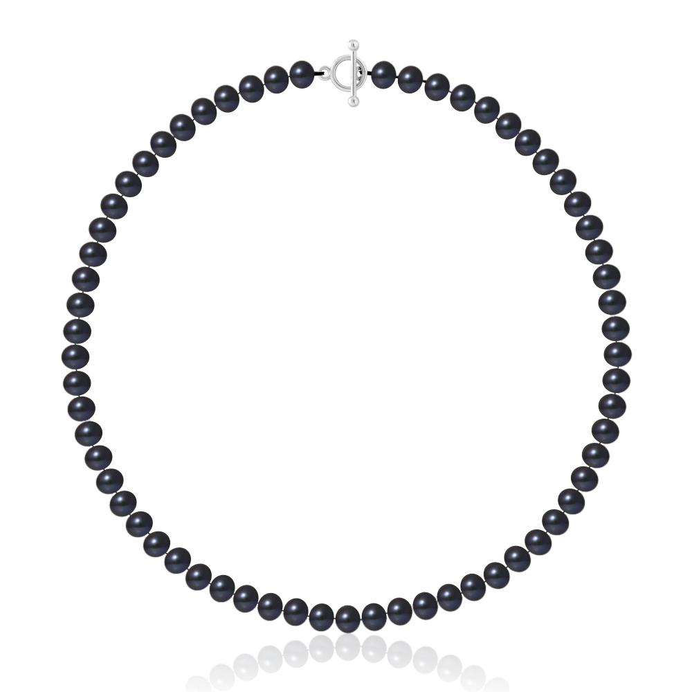 un collier de perles noires et un collier de perles blanches