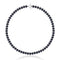 un collier de perles noires et un collier de perles blanches