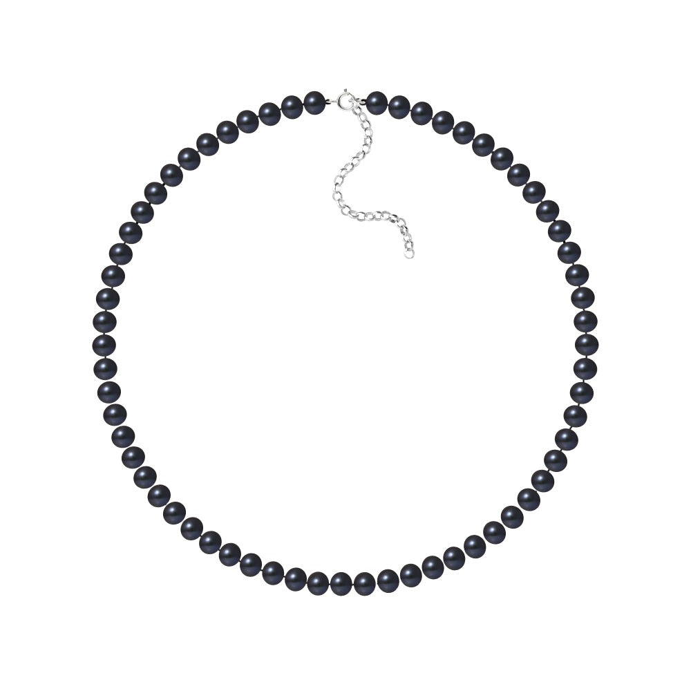 un collier de perles noires