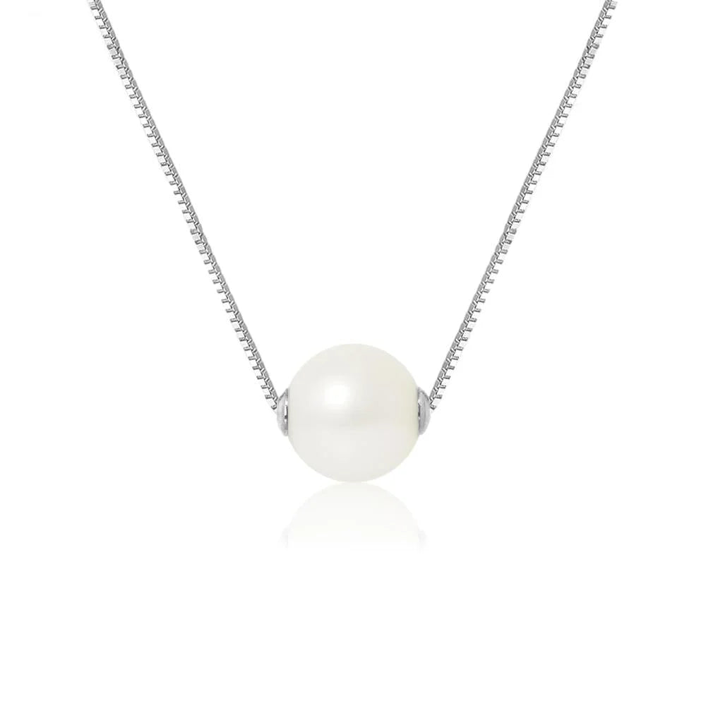 un collier de perles blanches rehaussé de diamants