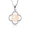 un pendentif en perles blanches et diamants