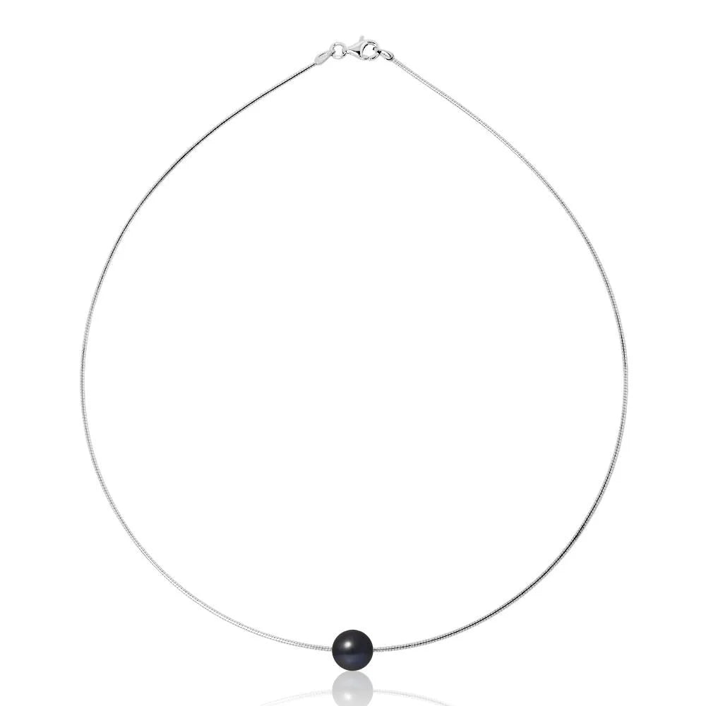 un collier en argent avec une pierre noire