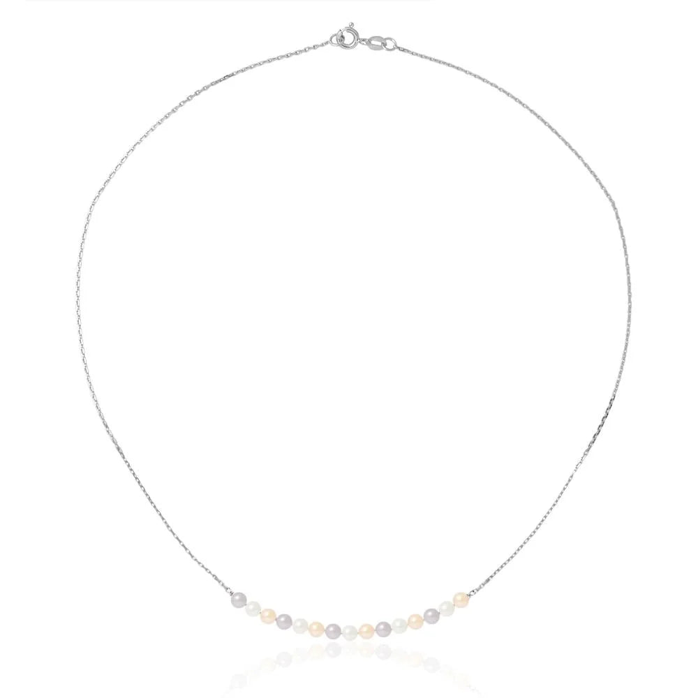 un collier de perles blanches avec une chaîne en argent