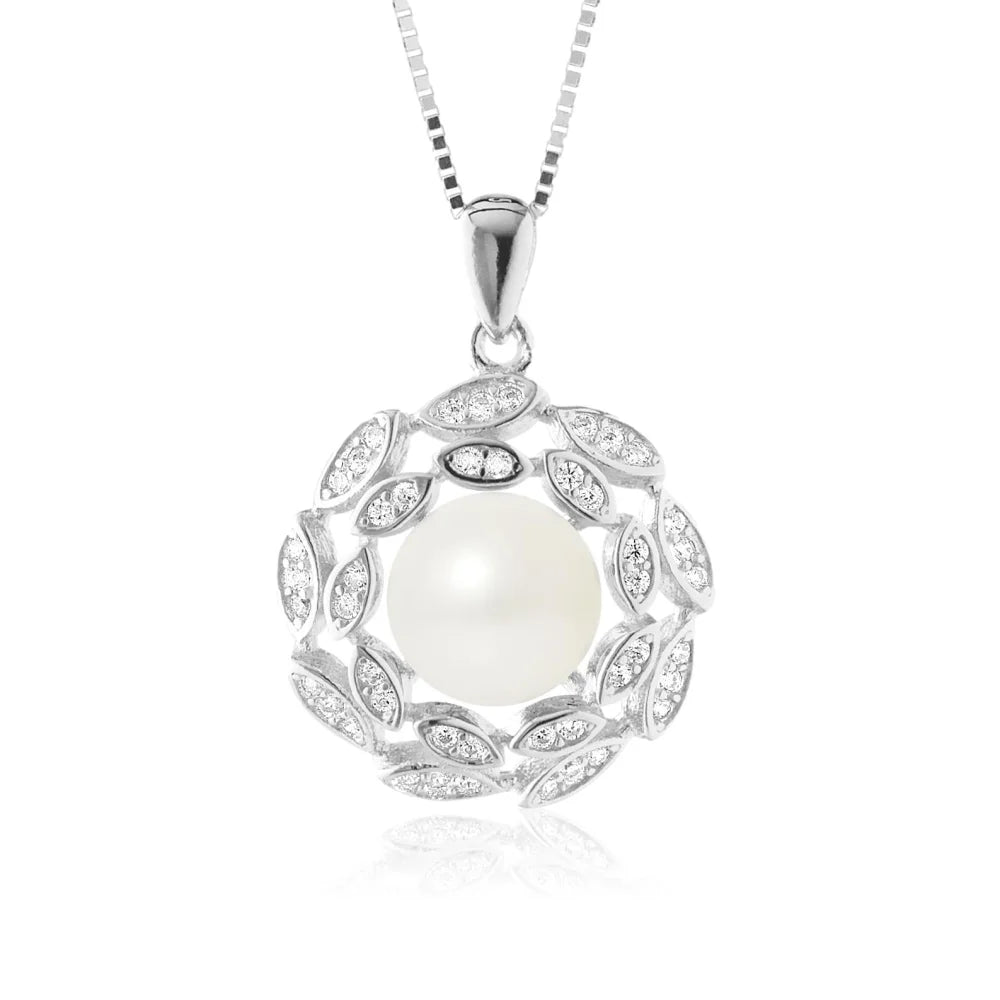 un pendentif en perles blanches et diamants