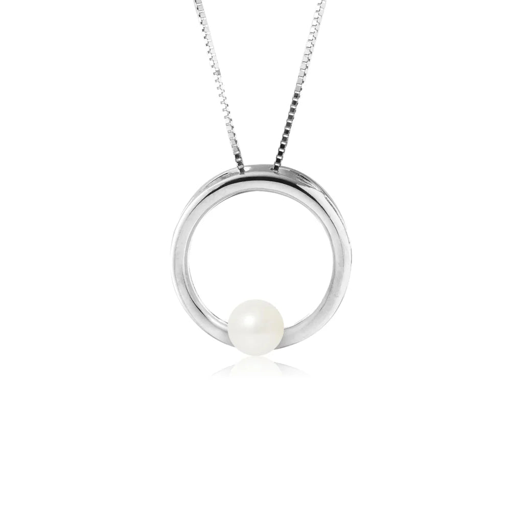 un pendentif en perle blanche avec un cercle en argent