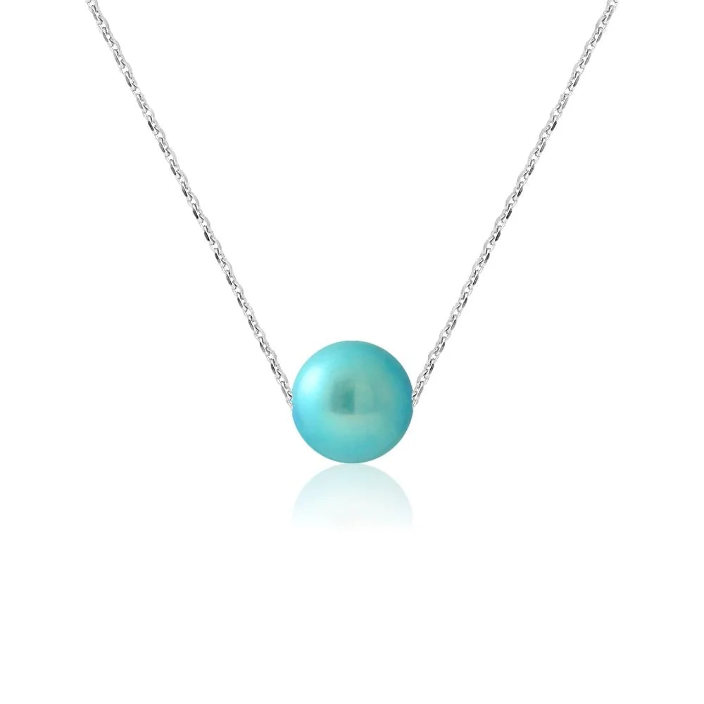 un collier de perles bleues avec une chaîne en argent