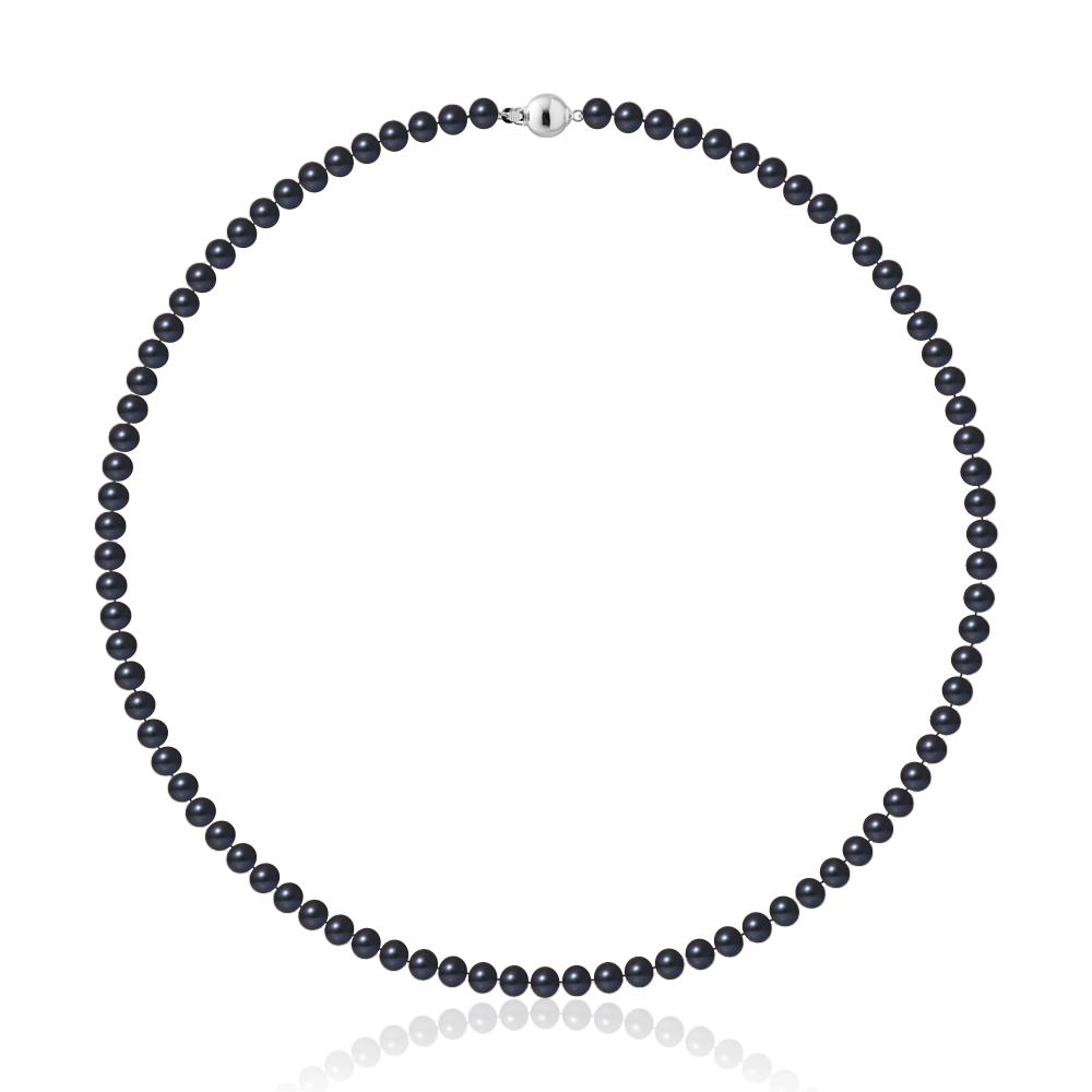 un collier de perles noires