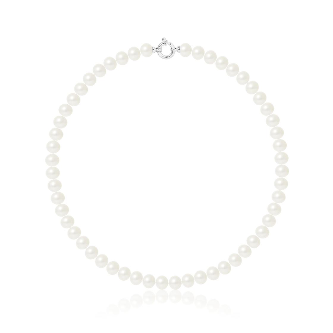 un collier de perles de culture blanches