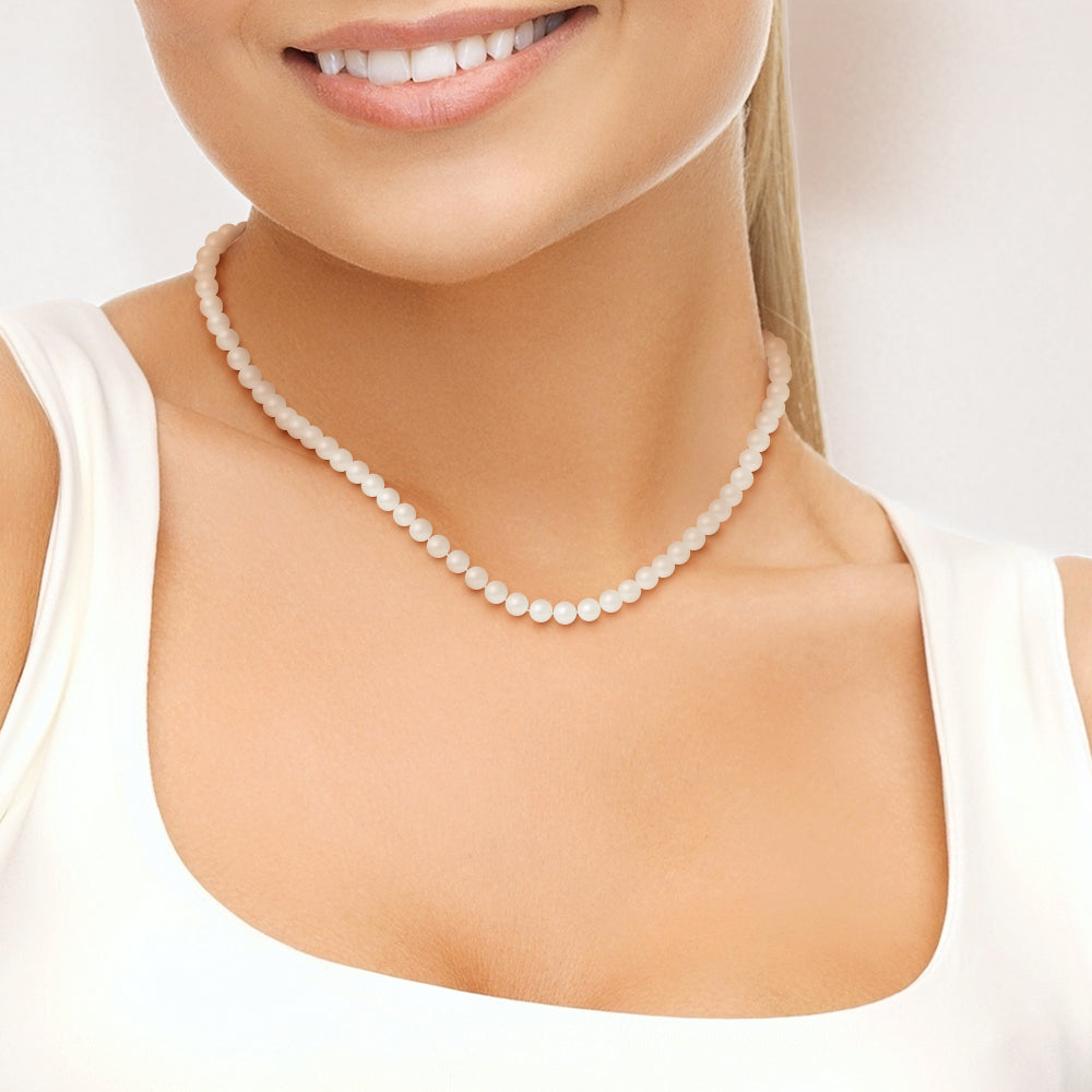 une femme portant un collier de perles blanches