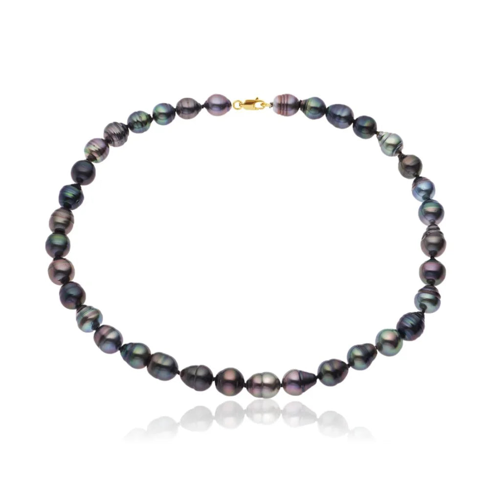 un collier de perles noires