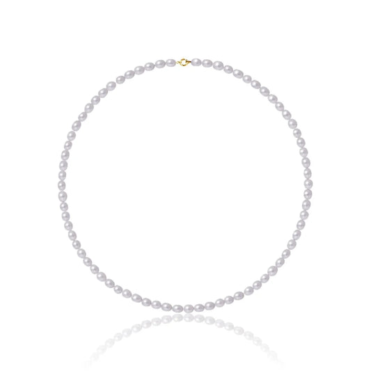 Gros plan sur un collier de perles avec un fermoir en or