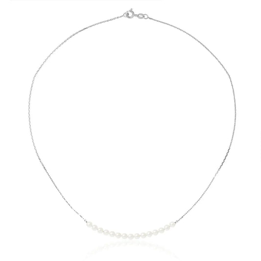 un collier de perles blanches avec une chaîne en argent