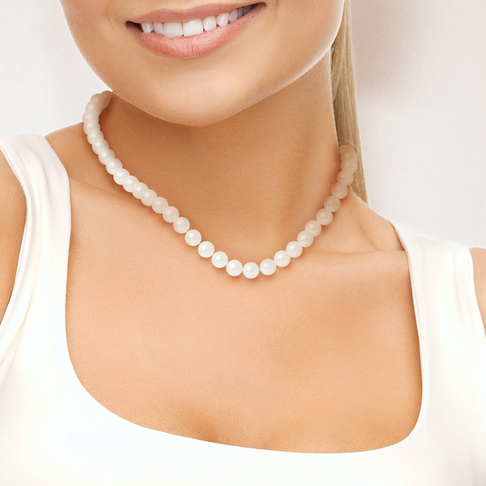 une femme portant un collier blanc avec une perle blanche